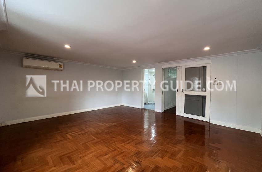 House with Shared Pool in Srinakarin 